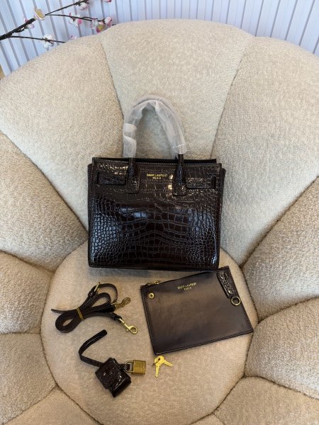 حقيبة من ysl جلد تمساح مع باوتش إضافي حجم 26سم كواليتي جداً عالية