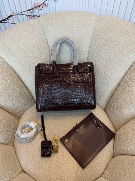 حقيبة من ysl جلد تمساح مع باوتش إضافي حجم 26سم كواليتي جداً عالية