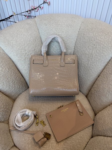 حقيبة من ysl جلد تمساح مع باوتش إضافي حجم 26سم كواليتي جداً عالية