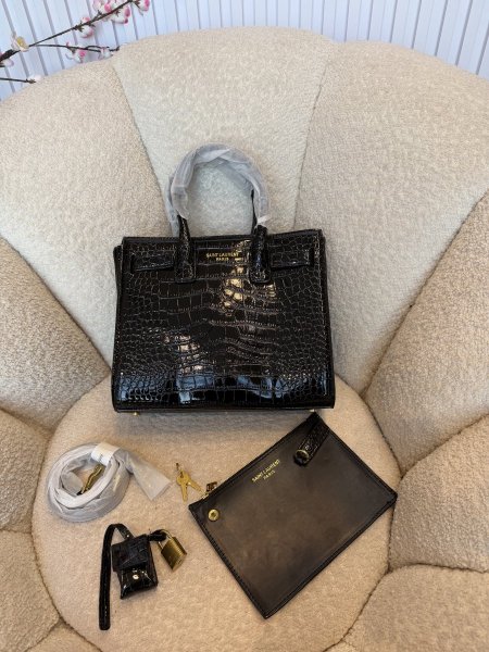 حقيبة من ysl جلد تمساح مع باوتش إضافي حجم 26سم كواليتي جداً عالية