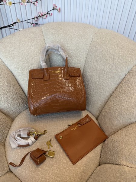 حقيبة من ysl جلد تمساح مع باوتش إضافي حجم 26سم كواليتي جداً عالية