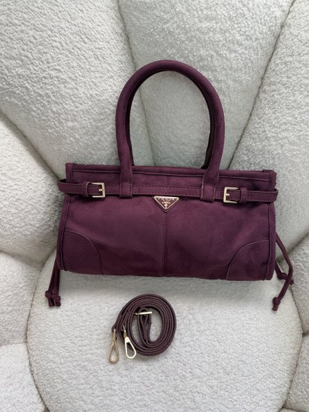 حقيبة من Prada مميزة جداً لون برغندي قماش شمواه 