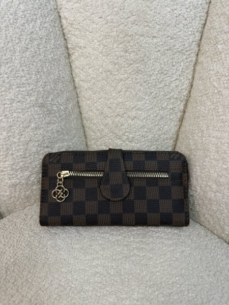 محفظة من Louis Vuitton حجم كبير مع سحاب داخلي 