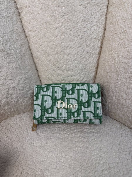 محفظة من Dior حجم وسط 