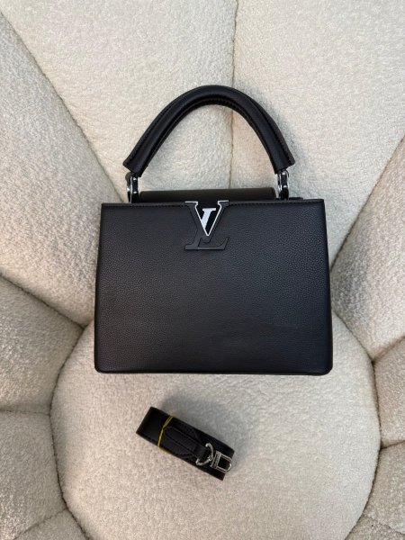 حقيبة Louis Vuitton لون اسود كواليتي جداً عالية 