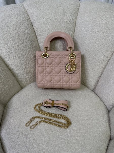 حقيبة من Dior لون نيود قاعدة ٢١ سم 
