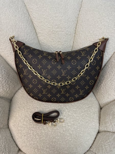 حقيبة مميزة من Louis Vuitton على شكل هلال كواليتي توب 