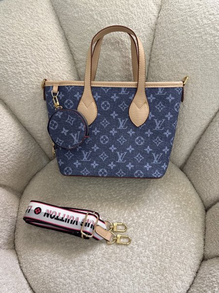 حقيبة مميزة من Louis Vuitton قماش جينز