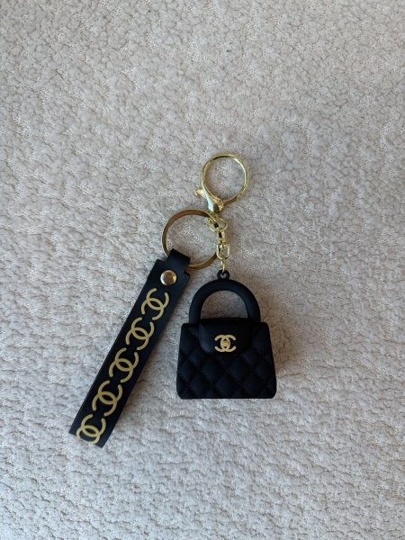 ميدالية مميزة من شانيل