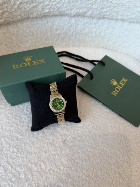 ساعة من روليكس هاردوير ذهبي ارضية لون اخضر