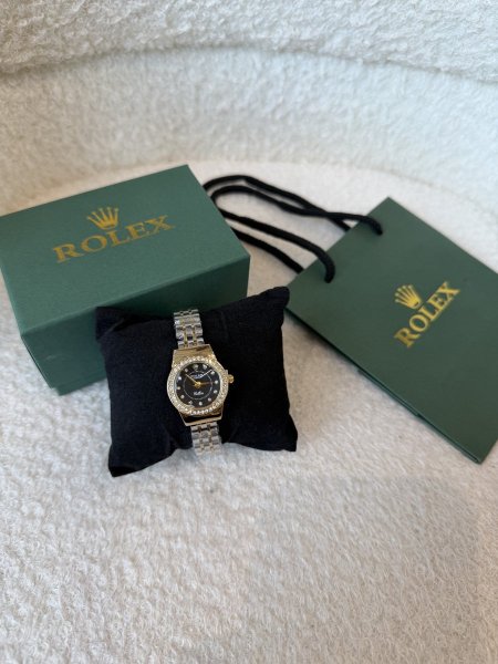 ساعة من روليكس هاردوير مكس ذهبي و فضي ارضية لون اسود