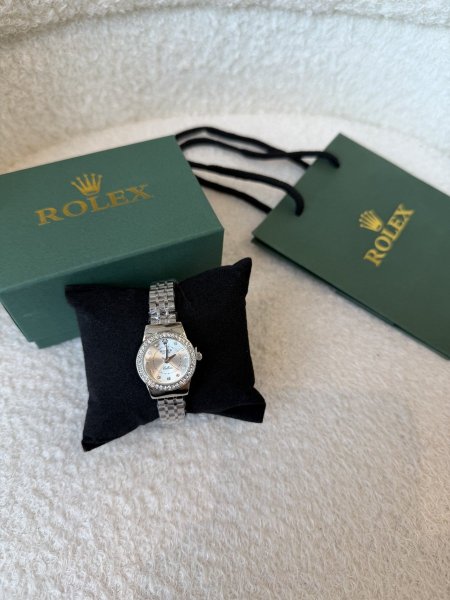 ساعة من روليكس هاردوير فضي ارضية لون ابيض