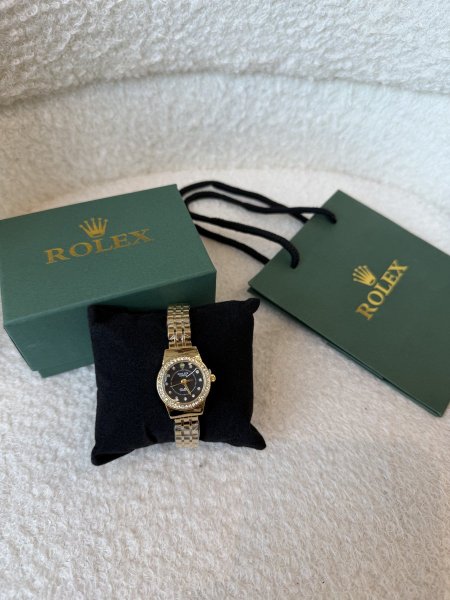 ساعة من روليكس هاردوير ذهبي ارضية لون اسود