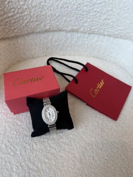 ساعة من كارتير هاردوير فضي ارضية لون ابيض