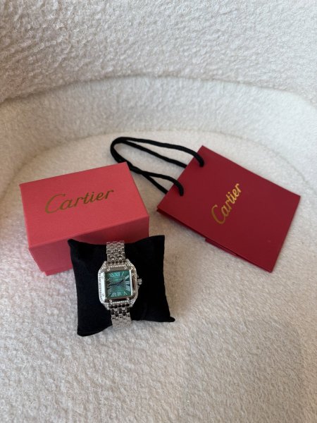 ساعة مميزة من كارتير هاردوير فضي ارضية لون اخضر <br> <span class='text-color-warm'>سيتوفر قريباً</span>