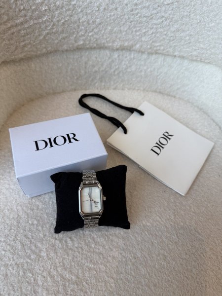 ساعة من ديور هاردوير فضي ارضية لون ابيض <br> <span class='text-color-warm'>سيتوفر قريباً</span>