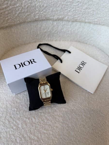 ساعة من ديور هاردوير ذهبي ارضية لون ابيض <br> <span class='text-color-warm'>سيتوفر قريباً</span>