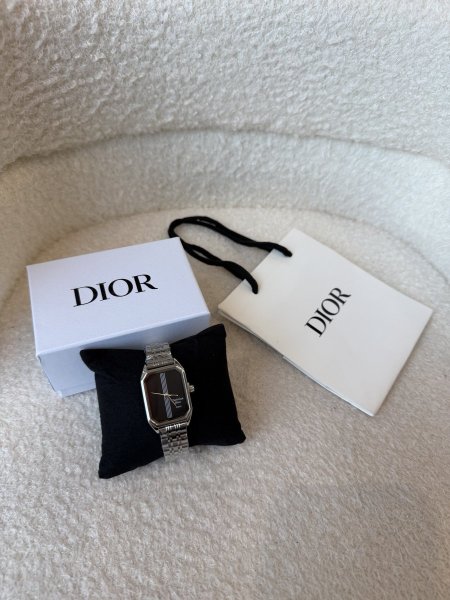 ساعة من ديور هاردوير فضي ارضية لون اسود