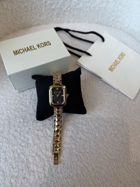 ساعة من مايكل كورس هاردوير ذهبي ارضية لون اسود <br> <span class='text-color-warm'>سيتوفر قريباً</span>