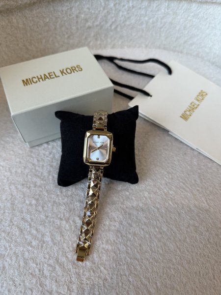 ساعة من مايكل كورس هاردوير ذهبي ارضية لون ابيض <br> <span class='text-color-warm'>سيتوفر قريباً</span>