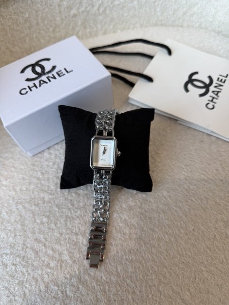 ساعة من شانيل هاردوير فضي ارضية لون أبيض