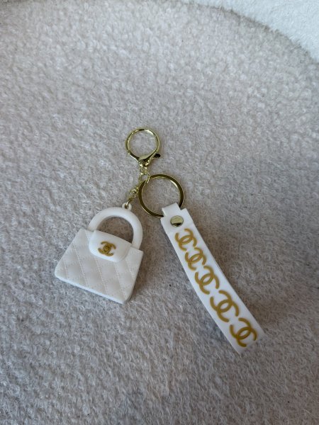 ميدالية مميزة من شانيل