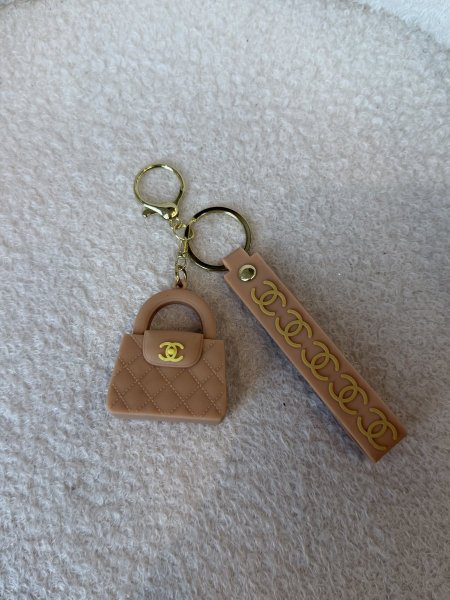 ميدالية مميزة من شانيل