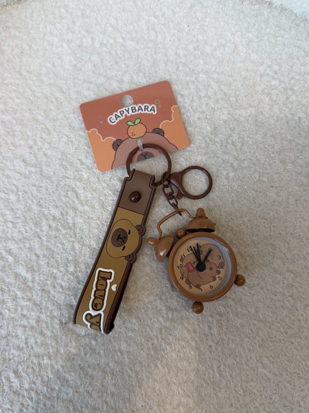 ميدالية مميزة على شكل ساعة