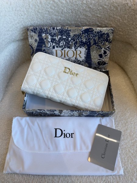 محفظة من ديور كواليتي جداً عالية