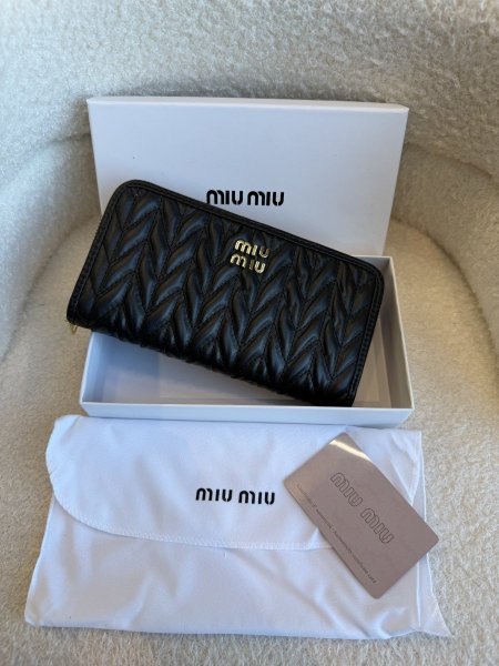 محفظة من miu miu كواليتي جداً عالية