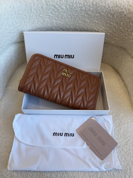 محفظة من miu miu كواليتي جداً عالية