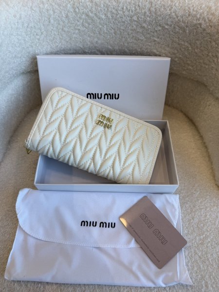 محفظة من miu miu كواليتي جداً عالية