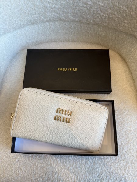 محفظة من miu miu كواليتي جداً عالية