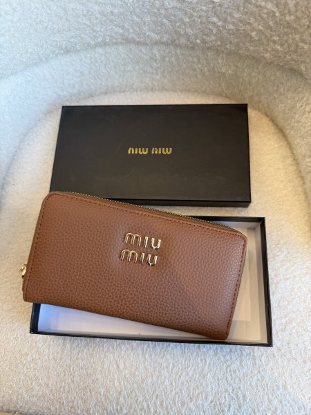 محفظة من miu miu كواليتي جداً عالية