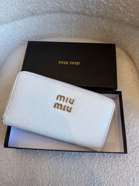 محفظة من miu miu كواليتي جداً عالية
