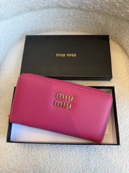 محفظة من miu miu كواليتي جداً عالية