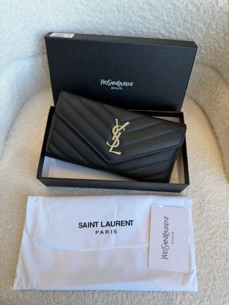 محفظة من ysl كواليتي جداً عالية