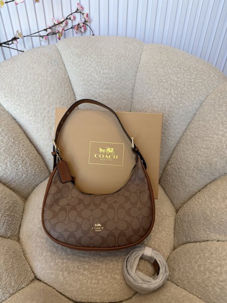 حقيبة من كوتش حجم وسط كواليتي جداً عالية شاملة العلبة <br> <span class='text-color-warm'>سيتوفر قريباً</span>