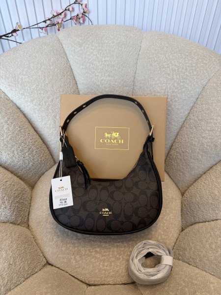 حقيبة من كوتش حجم وسط كواليتي جداً عالية شاملة العلبة <br> <span class='text-color-warm'>سيتوفر قريباً</span>