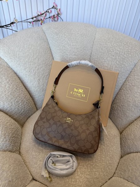 حقيبة من كوتش حجم وسط كواليتي جداً عالية شاملة العلبة <br> <span class='text-color-warm'>سيتوفر قريباً</span>