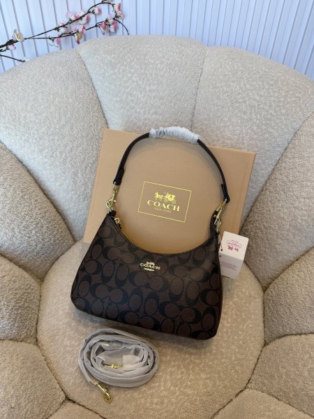 حقيبة من كوتش حجم وسط كواليتي جداً عالية شاملة العلبة <br> <span class='text-color-warm'>سيتوفر قريباً</span>