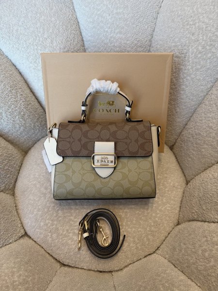 حقيبة من كوتش حجم وسط كواليتي جداً عالية شاملة العلبة <br> <span class='text-color-warm'>سيتوفر قريباً</span>