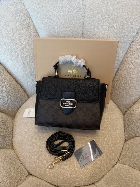 حقيبة من كوتش حجم وسط كواليتي جداً عالية شاملة العلبة <br> <span class='text-color-warm'>سيتوفر قريباً</span>