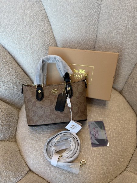 حقيبة من كوتش حجم ميني كواليتي جداً عالية شاملة العلبة <br> <span class='text-color-warm'>سيتوفر قريباً</span>