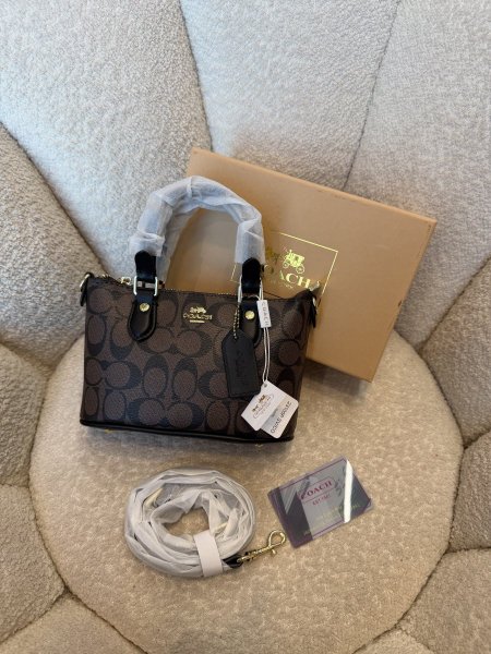 حقيبة من كوتش حجم ميني كواليتي جداً عالية شاملة العلبة