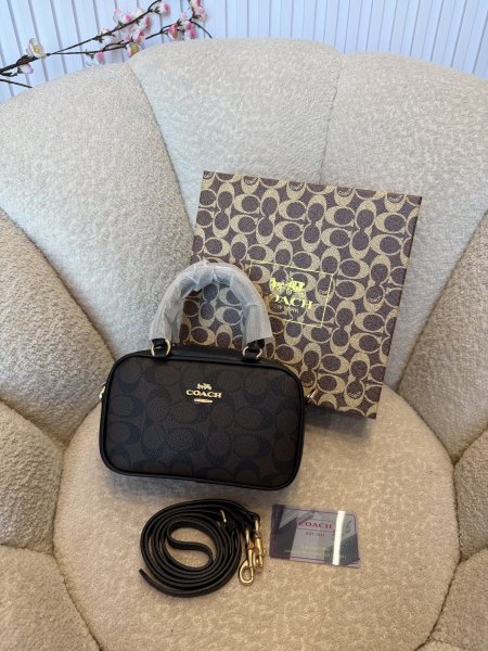 حقيبة من كوتش حجم 21سم كواليتي جداً عالية شاملة العلبة <br> <span class='text-color-warm'>سيتوفر قريباً</span>