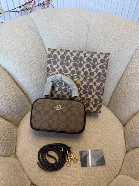 حقيبة من كوتش حجم 21سم كواليتي جداً عالية شاملة العلبة <br> <span class='text-color-warm'>سيتوفر قريباً</span>