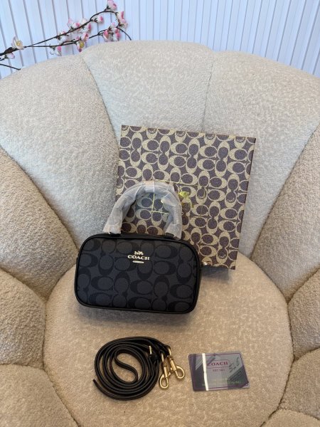 حقيبة من كوتش حجم 21سم كواليتي جداً عالية شاملة العلبة <br> <span class='text-color-warm'>سيتوفر قريباً</span>