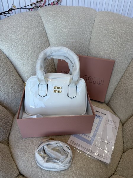 حقيبة miu miu حجم 22سم كواليتي جداً عالية شاملة العلبة