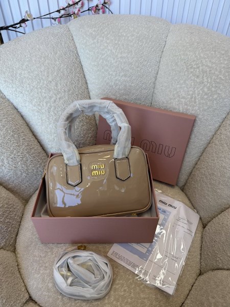 حقيبة miu miu حجم 22سم كواليتي جداً عالية شاملة العلبة <br> <span class='text-color-warm'>سيتوفر قريباً</span>